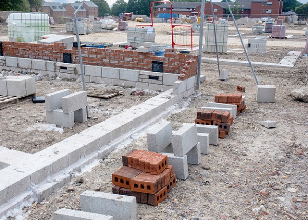Concrete Block vs Brick: Differences & Use Cases